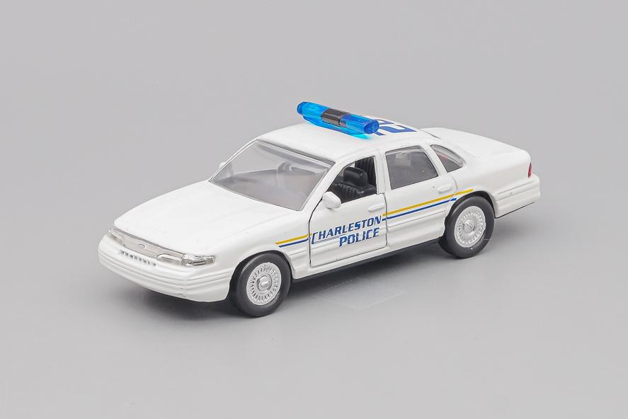 1:43 FORD Crown Victoria Charleston Police, white - LOT01427