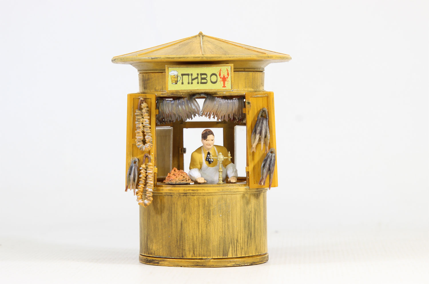 1:43 Пивной павильон из кф (с фигуркой) - kiosk3