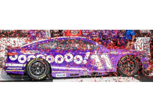 1:24 TOYOTA Camry XSE #11 Denny Hamlin *Yahoo!*, purple/white 2025 - W112522YAHDHQ