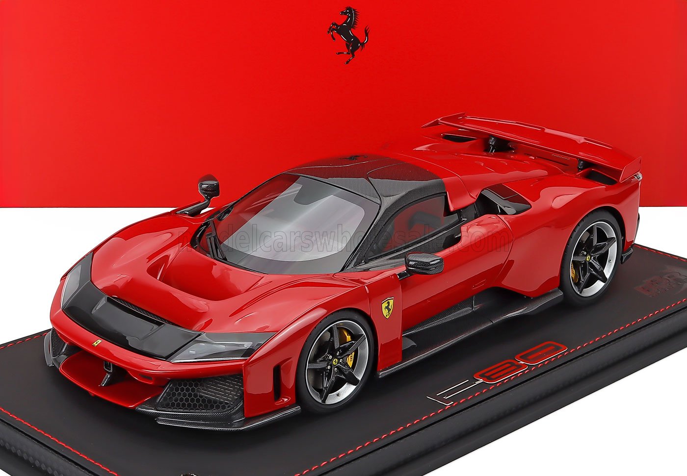 1:18 FERRARI F80 (2024) - Carbon Silver Rims - Con Vetrina - With Showcase, Rosso Corsa - Red Black - P18253A1-VET