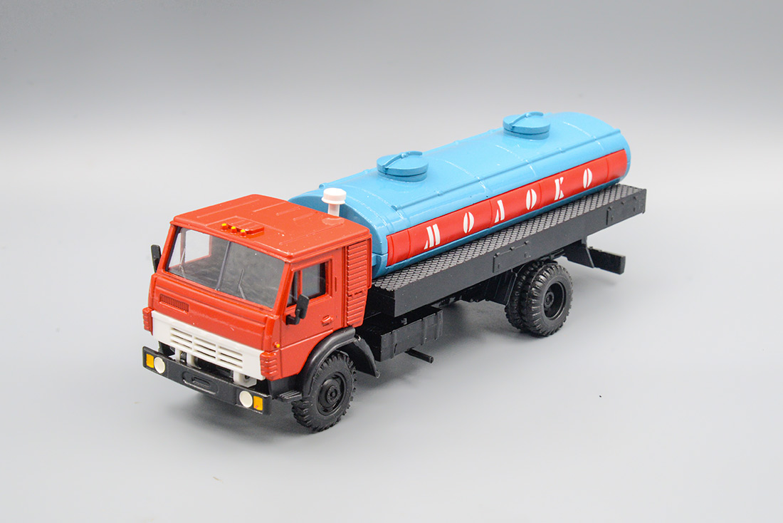 1:43 Камский грузовик 5325 МОЛОКО, красный/синий (чёрная платформа) - ELK-1036