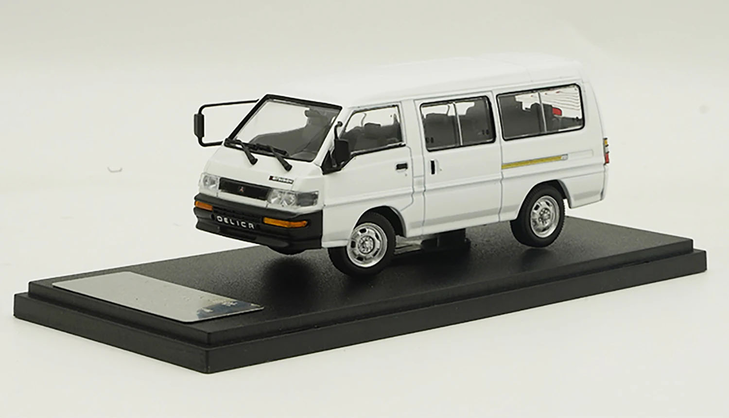 1:43 MITSUBISHI Delica Van (1986), white - TITMC021