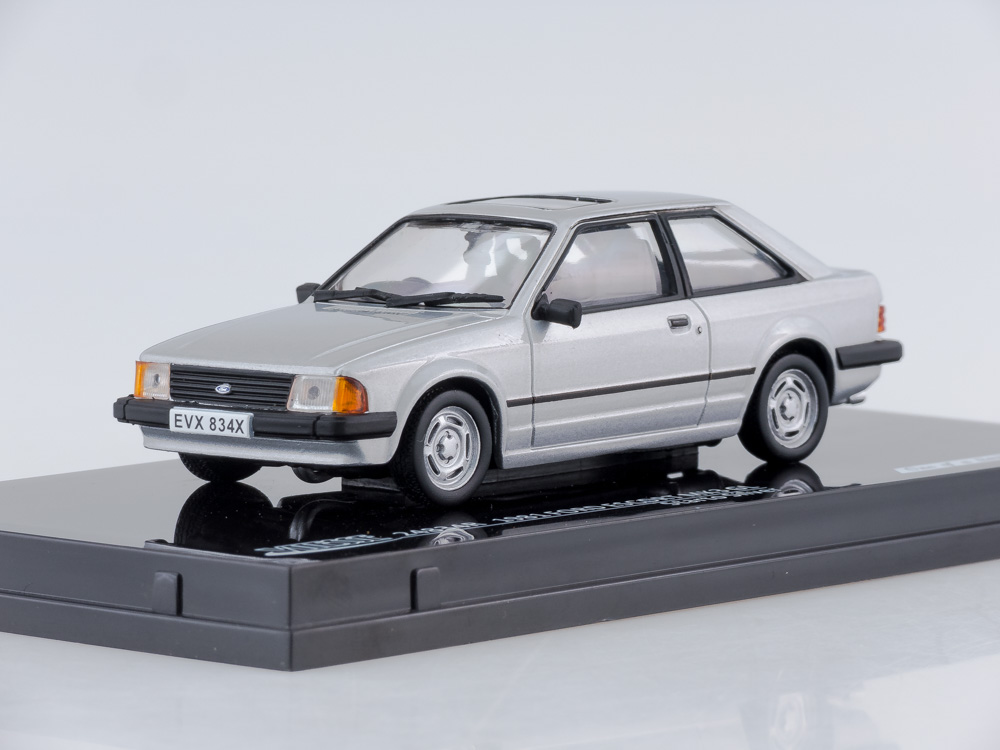 1:43 FORD Escort Mk3 GL (1981), starto silver - 23834R