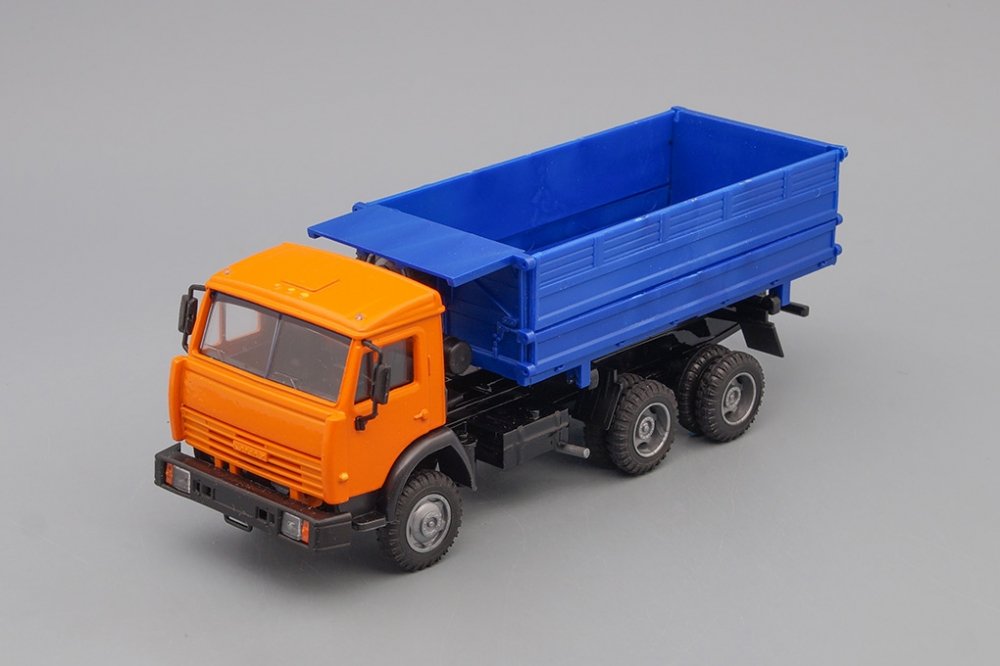 1:43 Камский грузовик 55102, сельхозвариант, оранжевый / синий - ELK-714