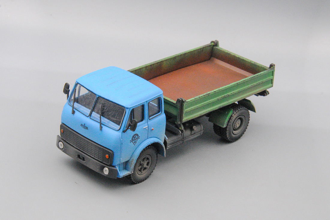 1:43 МАЗ-5111, голубой / зеленый (с элементами эксплуатации) - AMT020