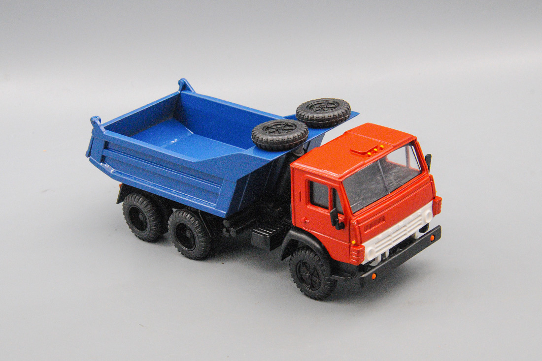 1:43 КАМАЗ 55111-01 (запасные колеса на кузове), красный / синий - ELK-1136
