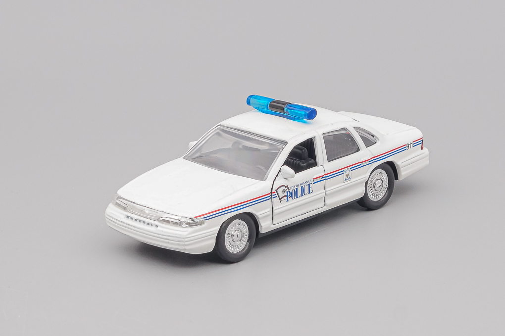 1:43 FORD Crown Victoria Savannah Police, white - LOT01415