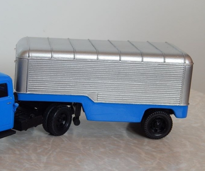 1:43 Сборная модель Полуприцеп-фургон Павловский 744