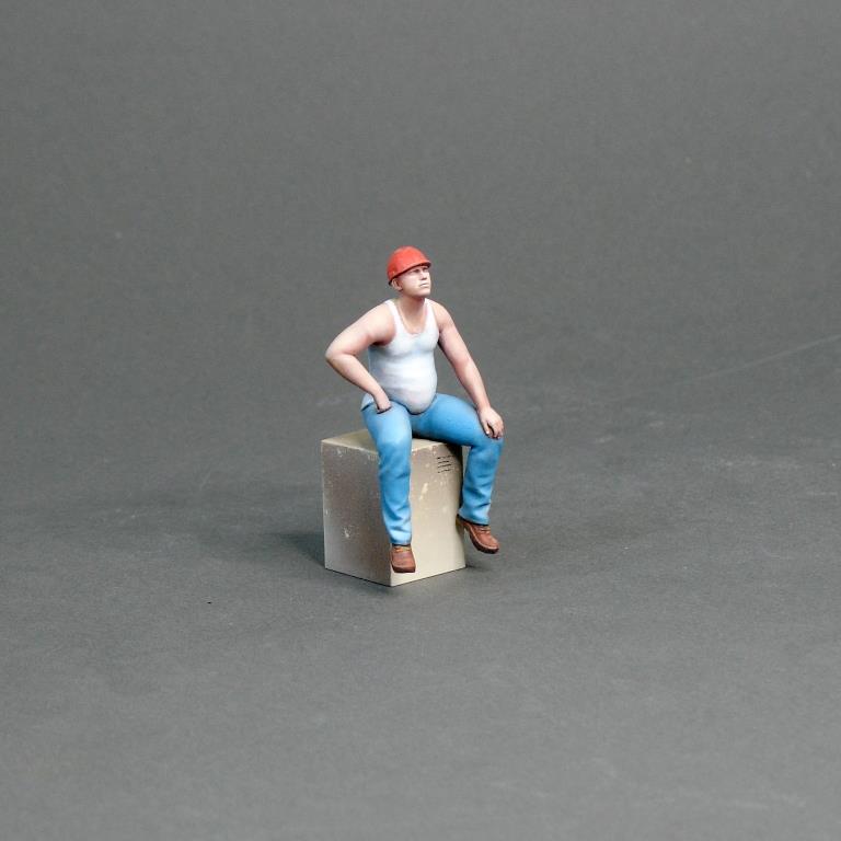 1:24 Фигура Мужчина в каске сидит (масштаб 1:24) Вариант 8, окрашенная - MPF24-089okr