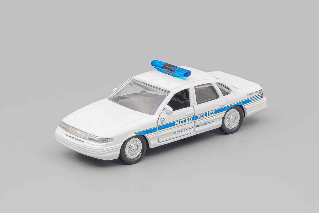 1:43 FORD Crown Victoria Metro Police, white - LOT01419