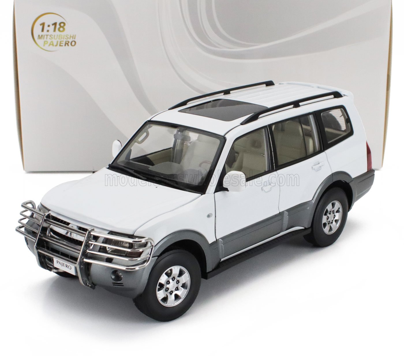 1:18 MITSUBISHI Pajero 3.5l V6 V73 (2006), White Grey - 5833