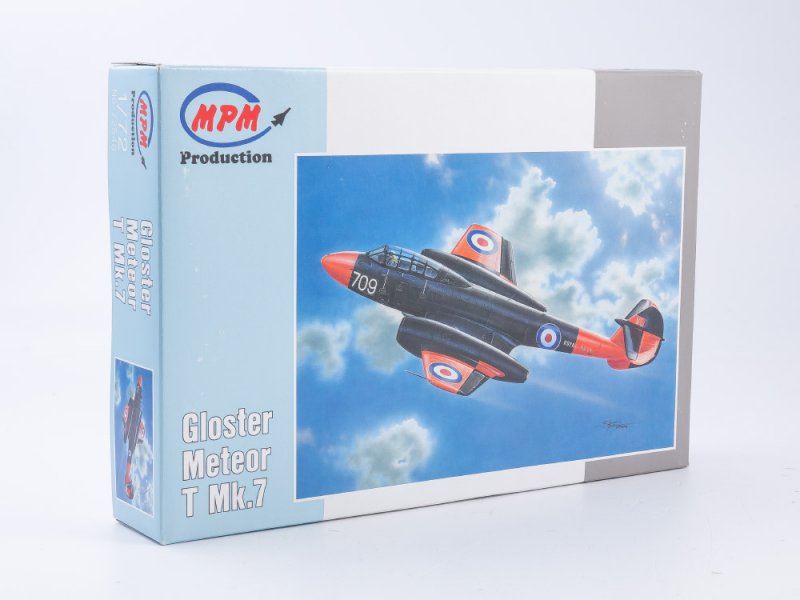 1:72 Сборная модель Gloster Meteor T Mk.7 - 72548