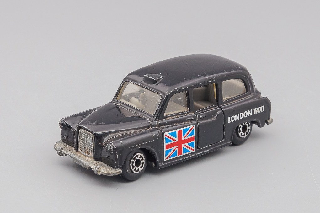 1:60 AUSTIN Carbodies Taxi FX4R, black - LOT01213