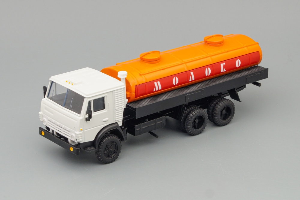 1:43 Камский 53212 цистерна Молоко, белый / оранжевый / черный - ELK-947
