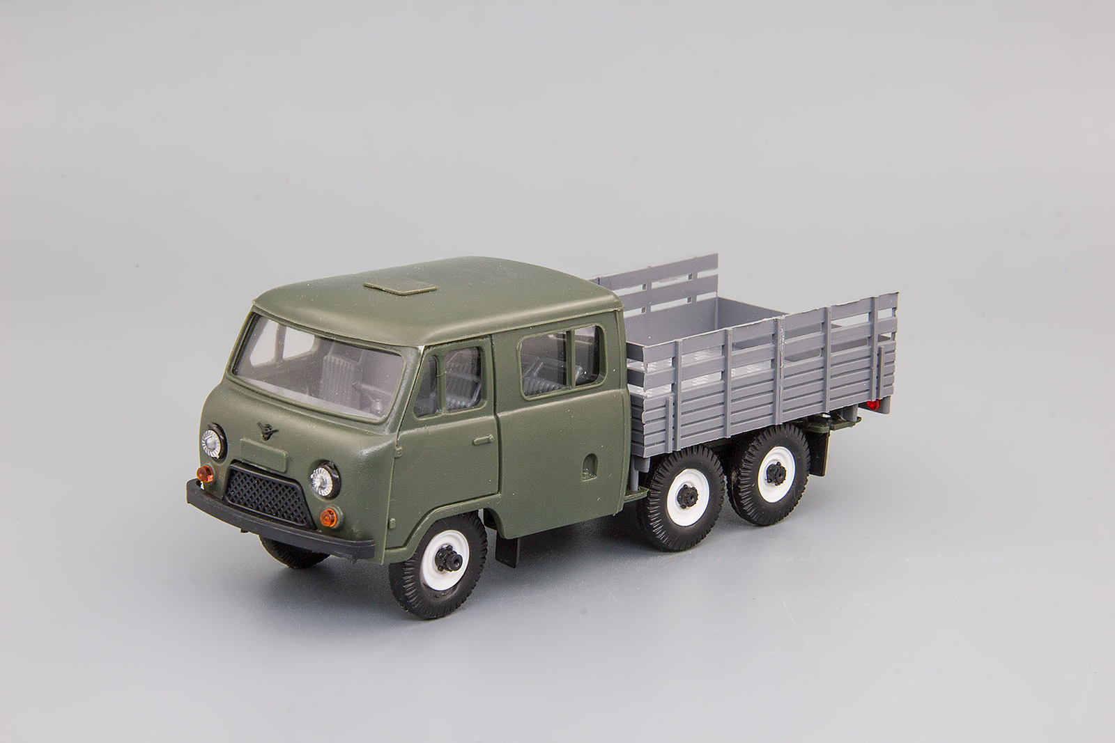 1:43 УАЗ 39094 Фермер 3-х мостовый (пластик), хаки / серый - 15972-01