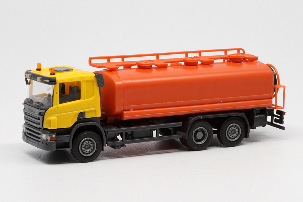 1:87 SCANIA P 6х2 цистерна для промывки ливневых стоков, желтый/оранжевый - OLM011