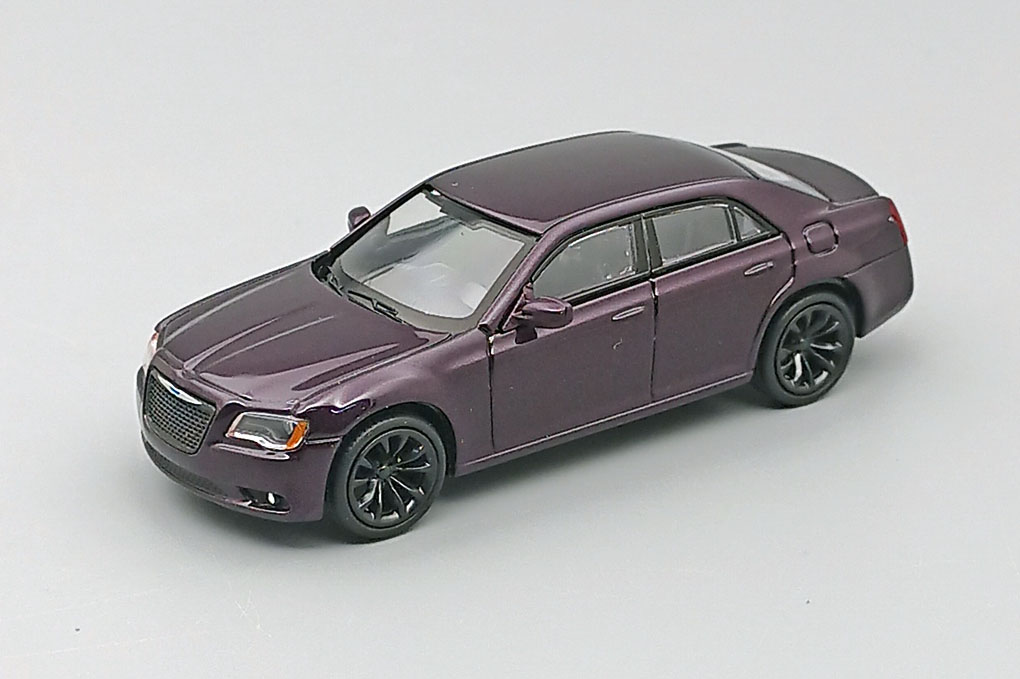 1:64 CHRYSLER 300 SRT-8 LX (2012), metallic purple - 596-65