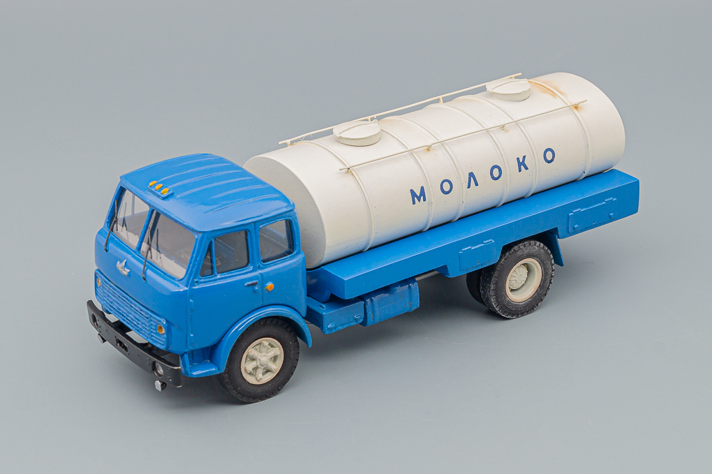 1:43 Минский-5334 АЦПТ-6,2 Молоко, синий / белый - LOT01064
