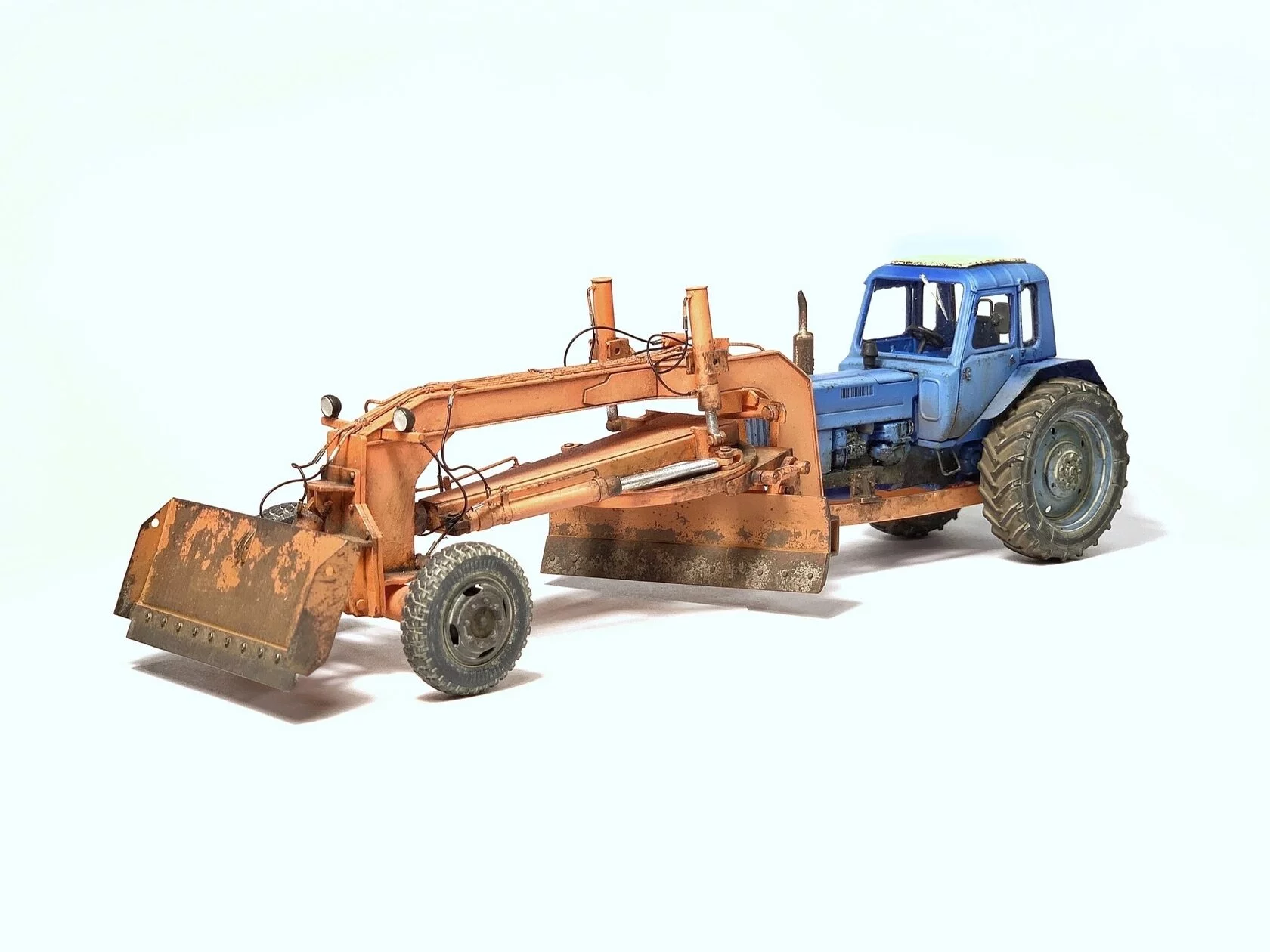 1:35 Сборная модель автогрейдера ДЗ-201 для тракторов МТЗ-80/82 и ЛТЗ-55 - LR-350011