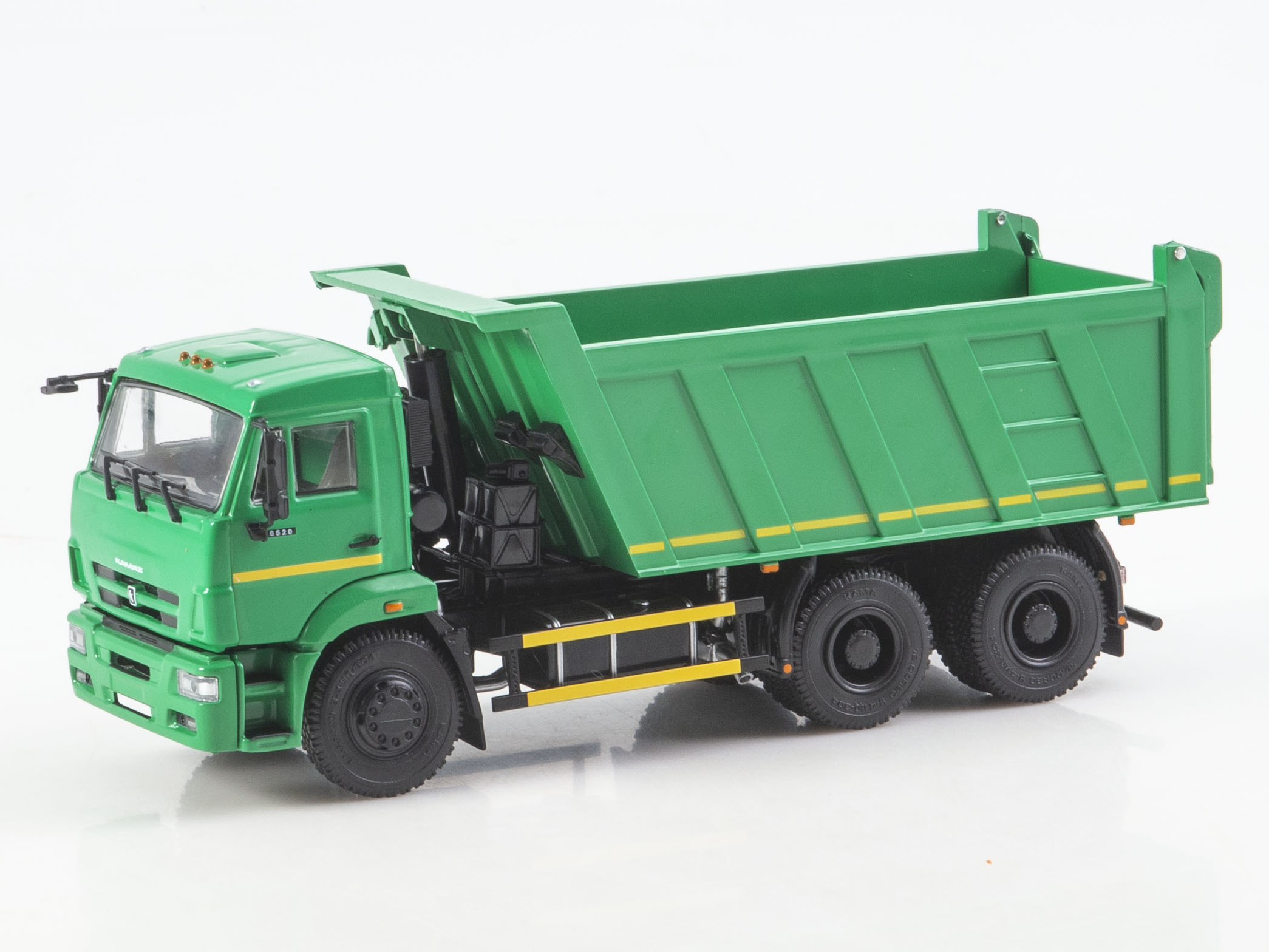 1:43 КАМАЗ-6520 Рестайлинг самосвал, зеленый - 104134
