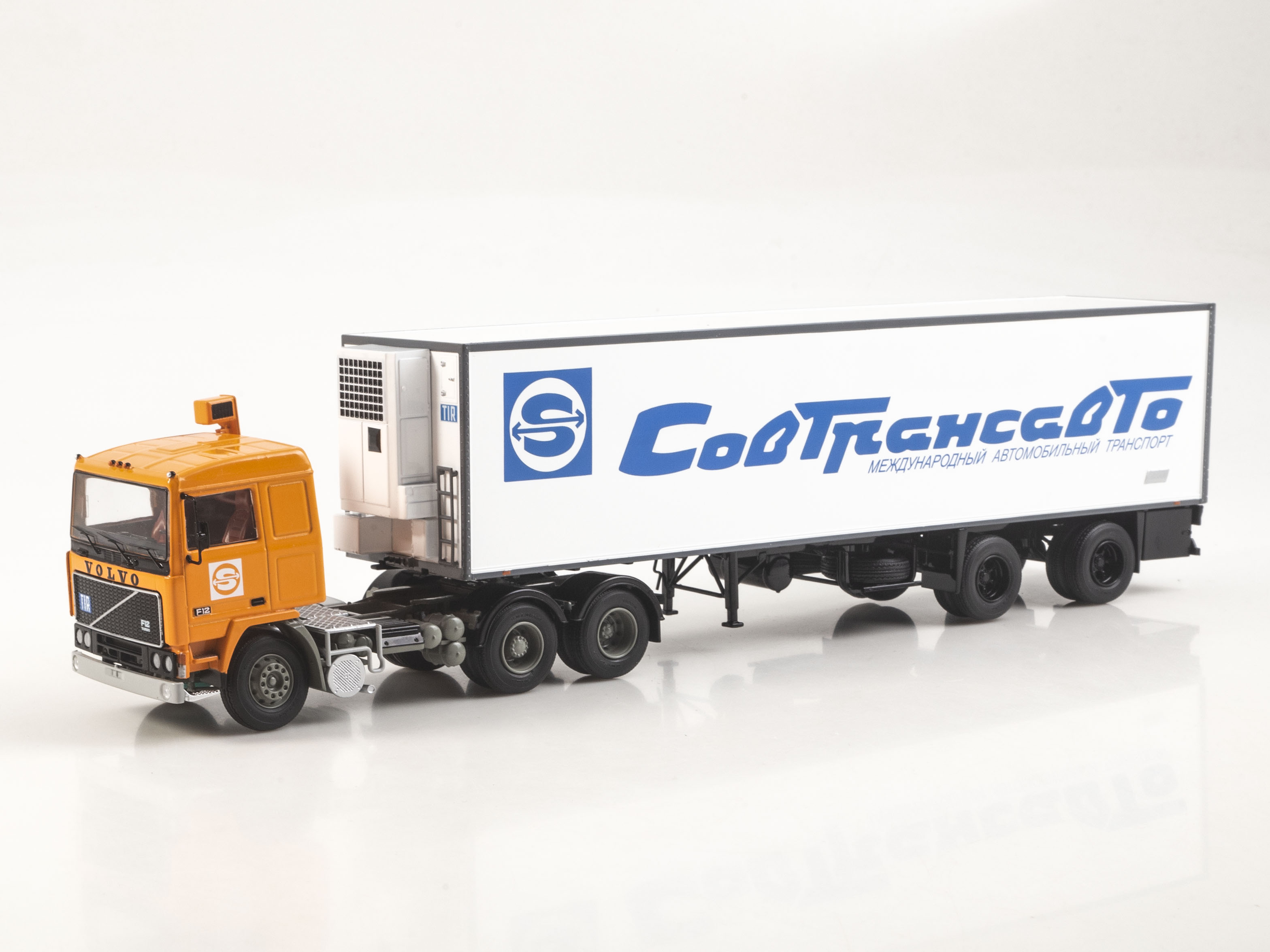 1:43 VOLVO F12 с полуприцепом Lamberet Совтрансавто, оранжевый / белый - SSM7078