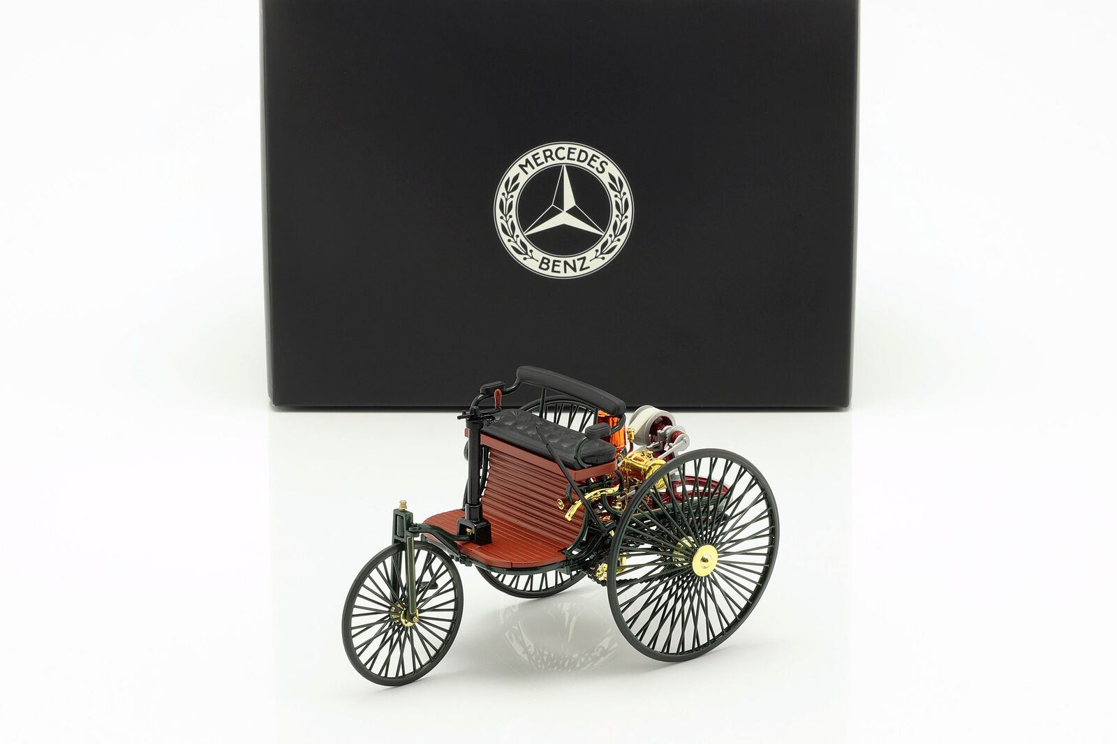 1:18 MERCEDES-BENZ  Patent Motorwagen, green - B66041415
