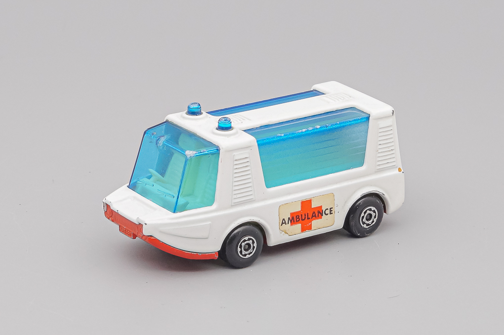 1:66 Stretcha Fetcha Ambulance, white - MB46-X1