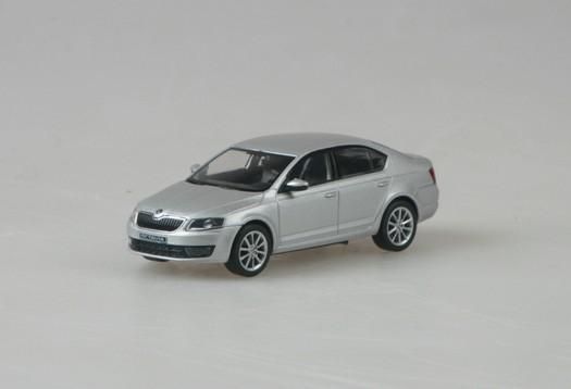 1:43 SKODA Octavia 3 2012 stříbrná časopis - 026AB