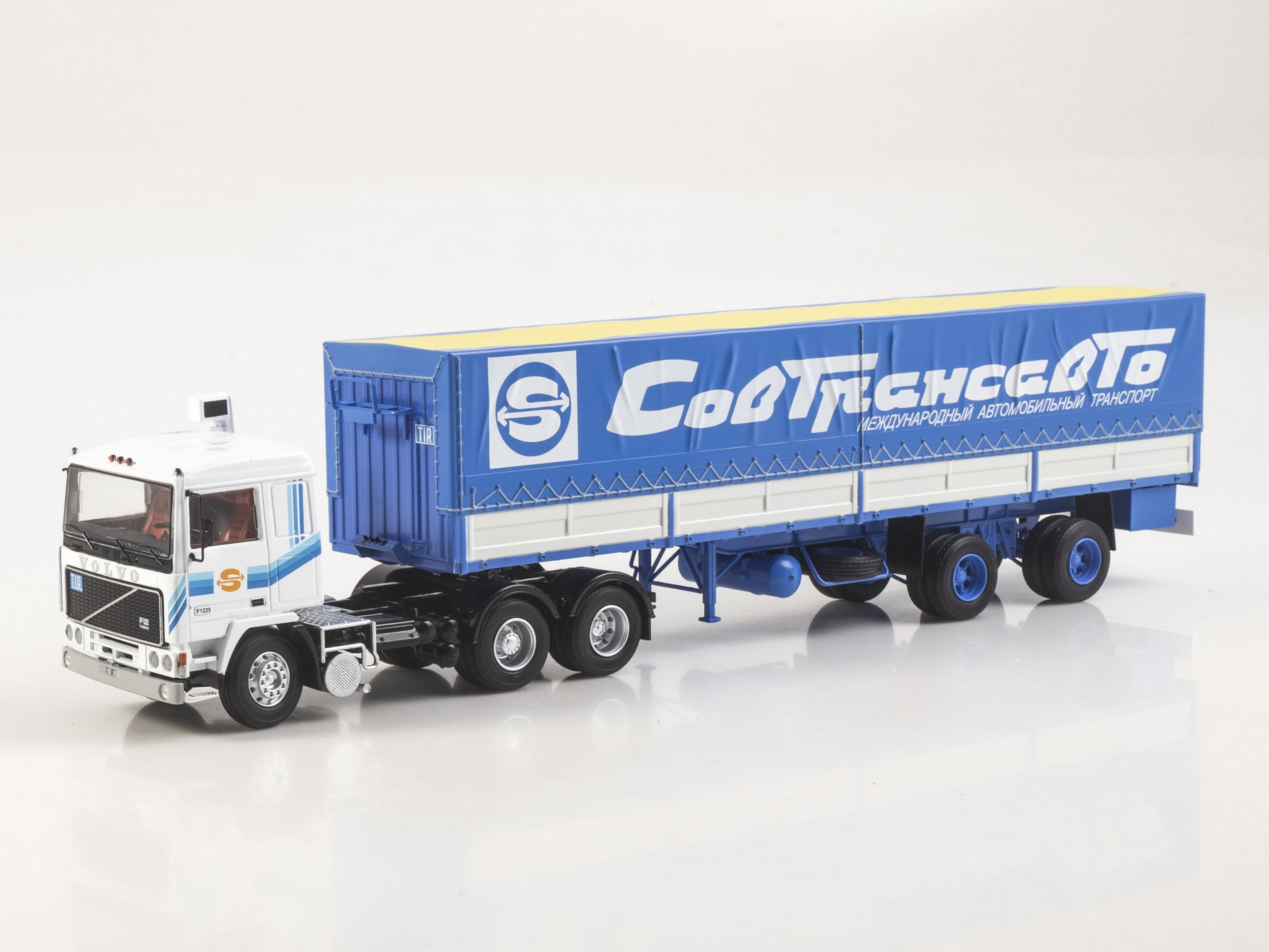 1:43 VOLVO F12 с полуприцепом Fruehauf Savoyarde Совтрансавто, белый / синий - SSM7077