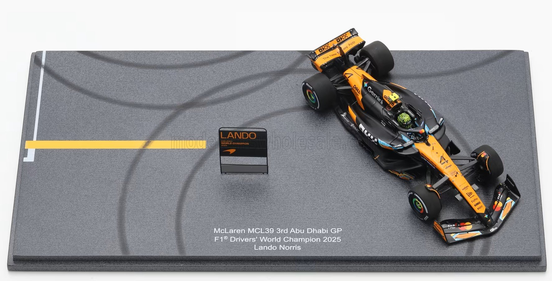 1:43 McLAREN F1 Mcl39 Team Mclaren №4 World Champion 3rd Abu Dhabi Gp With Pit Board (2025) Lando Norris, Orange Black - S9678