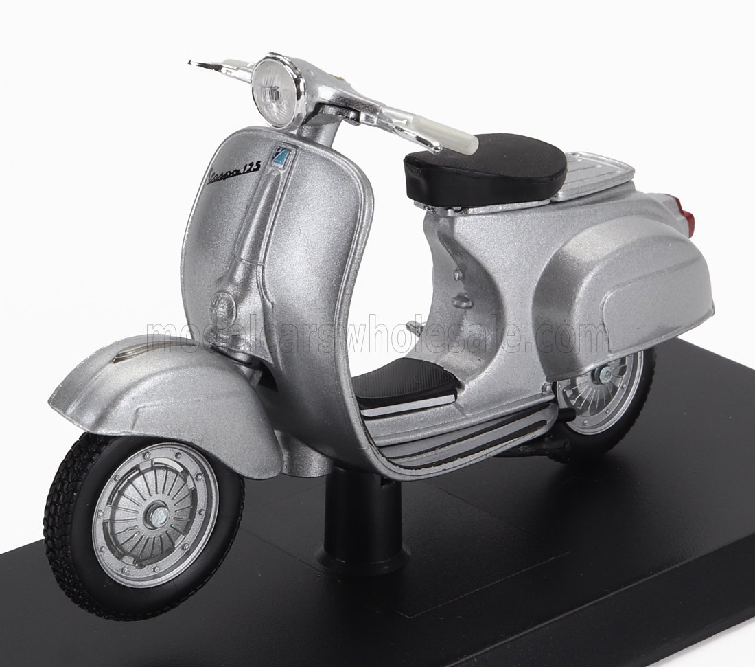 1:18 PIAGGIO Vespa 125 Nuova (1965), Silver - ALA0023