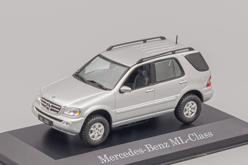 1:43 (Б/У) MERCEDES-BENZ ML-Klasse W163, silver - B66961928-X1