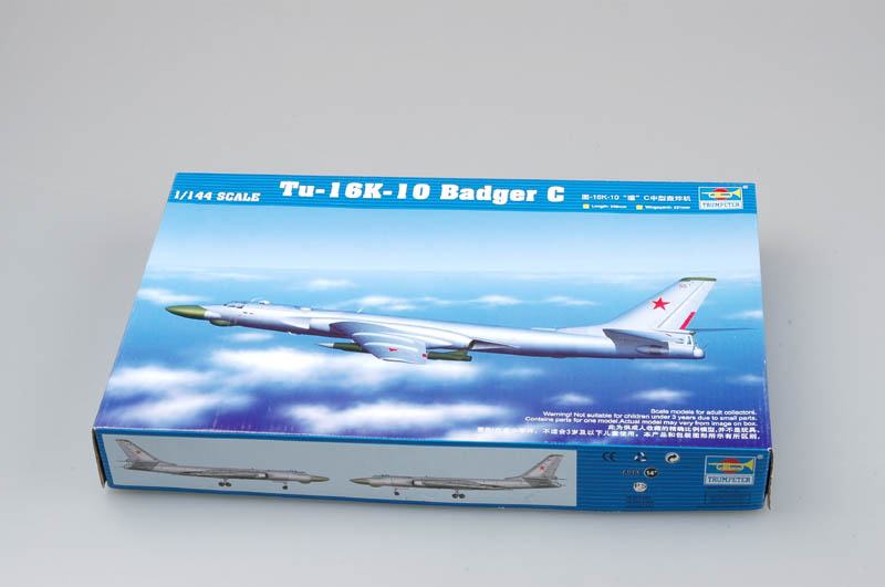 1:144 Сборная модель Советский стратегический бомбардировщик ТУ-16К-10 - 03908