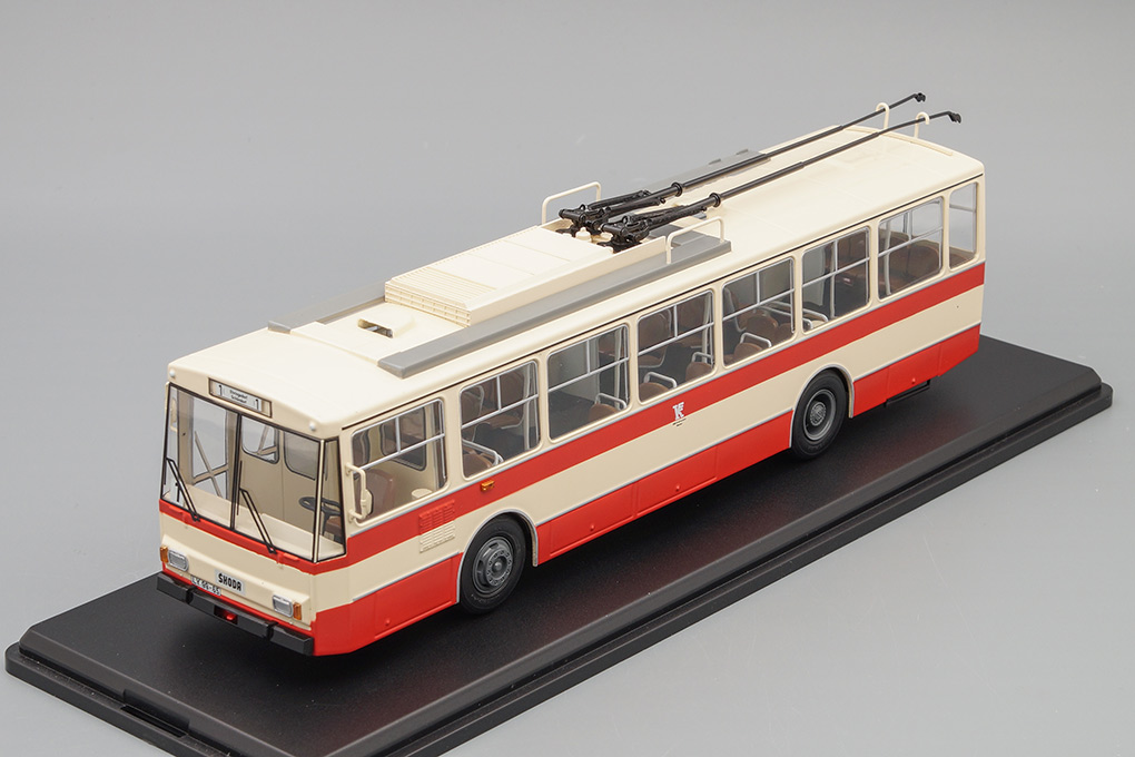 1:43 SKODA 14TR Weimar 1981 Beige / Red - 47069