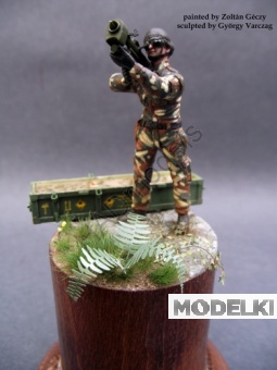 1:35 Hungarian Igla Missile operator set with original lasercutted WOOD box, PE set and decal - 535001